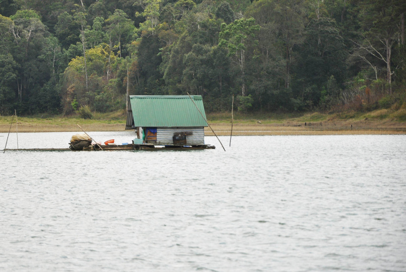 Nhà nổi, vó bè không phép trên hồ Tuyền Lâm Nhà nổi, vó bè không phép trên hồ Tuyền Lâm