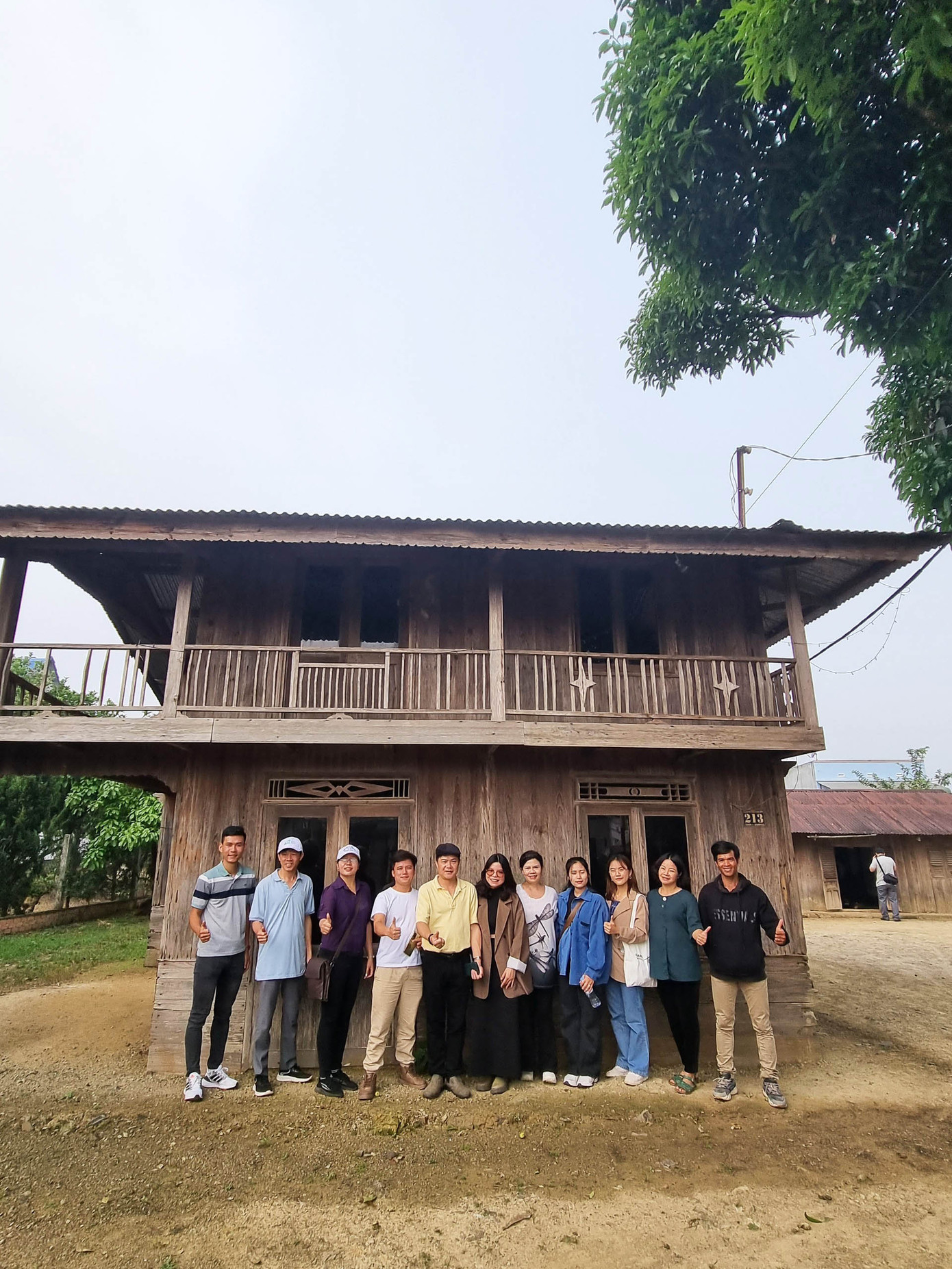 Những ngôi nhà gỗ nhuốm màu thời gian ở Đam Pao