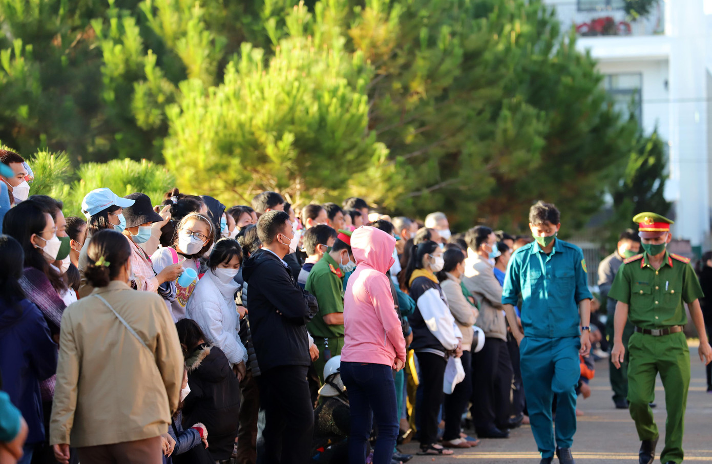 Người thân tiễn các tân binh lên đường làm nhiệm vụ