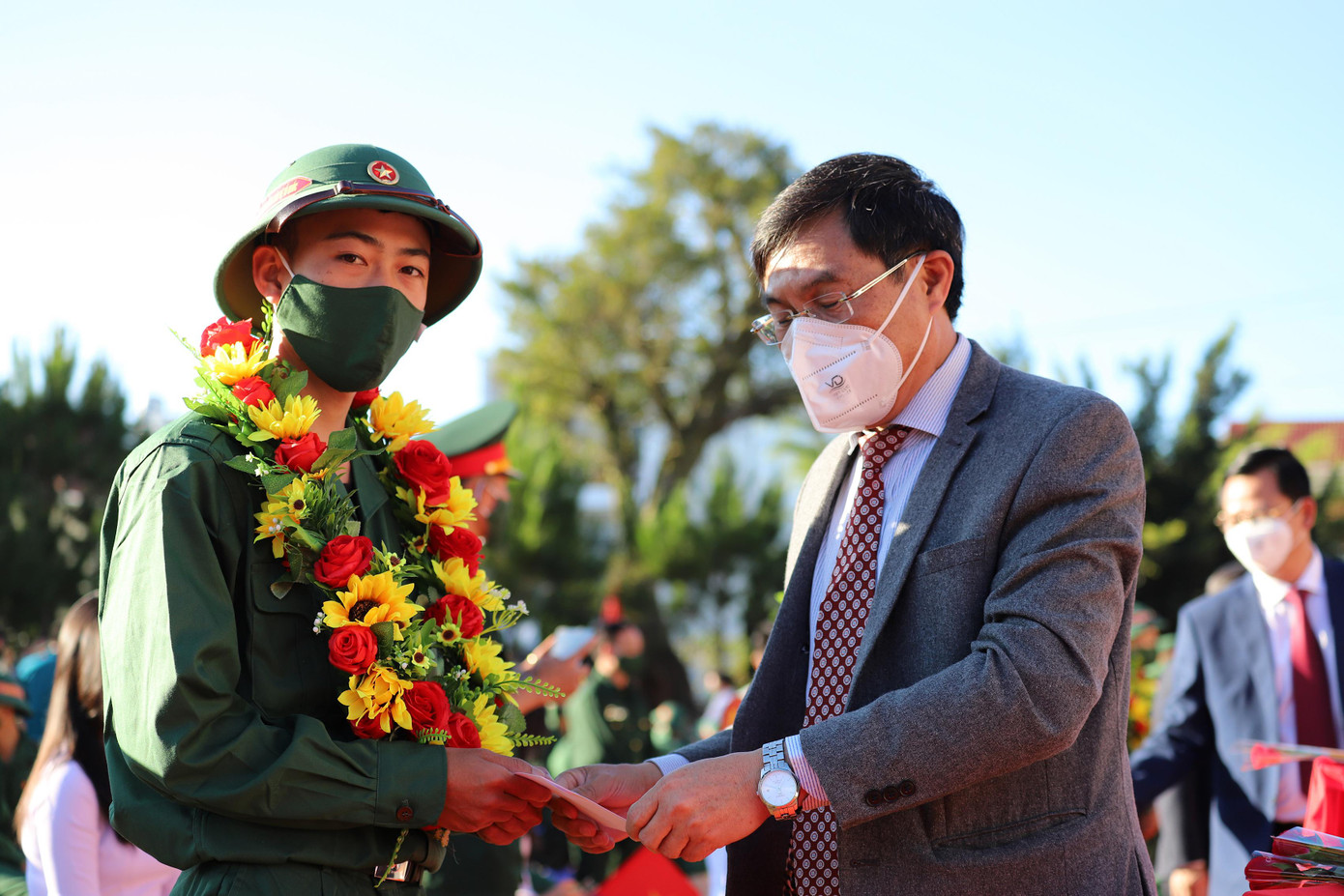 Chủ tịch Ủy ban Mặt trận Tổ quốc tỉnh Lâm Đồng tặng quà cho tân binh