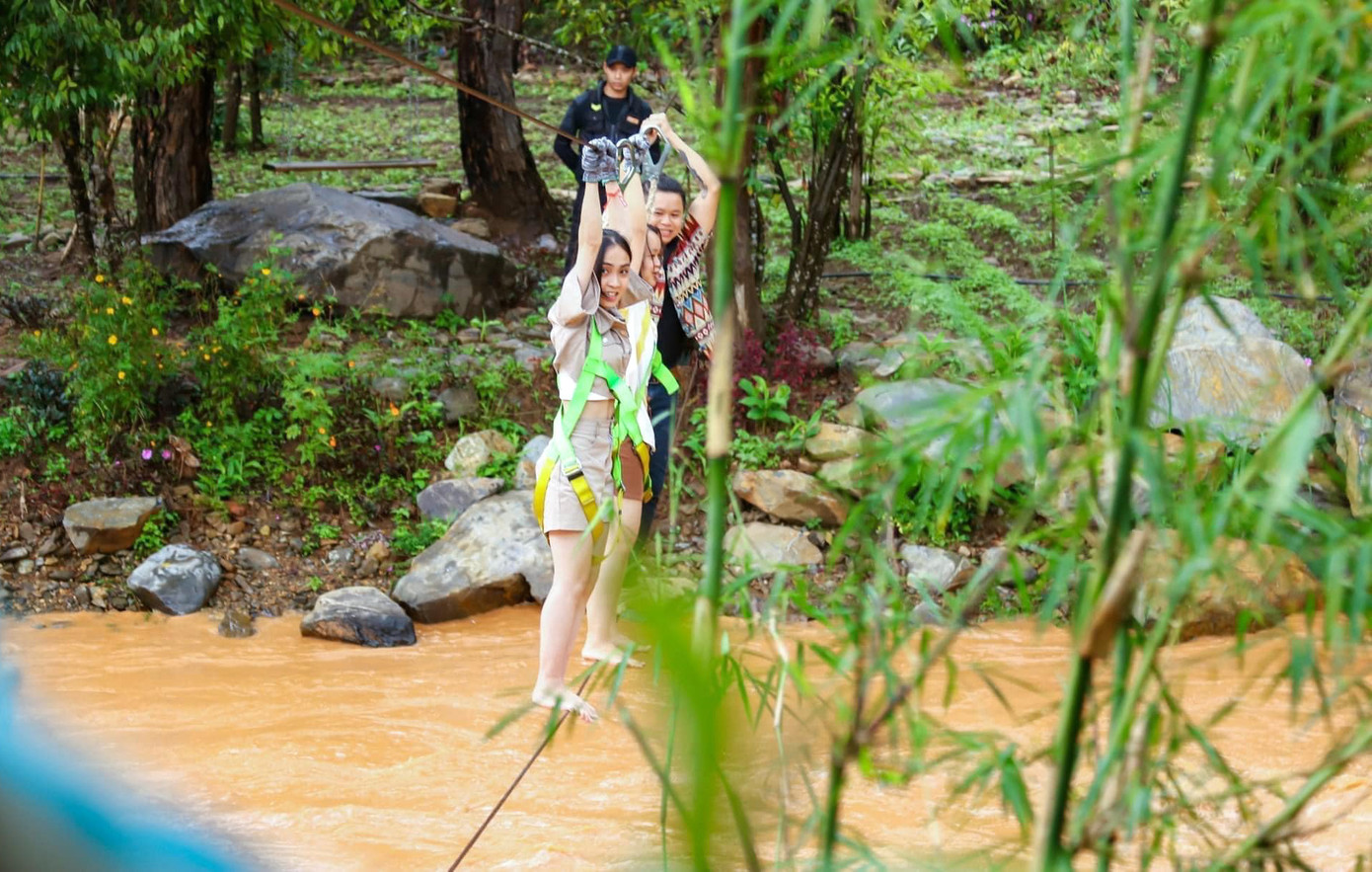 Vượt suối tham quan đảo ngọc ở khu du lịch Pini Đà Lạt.