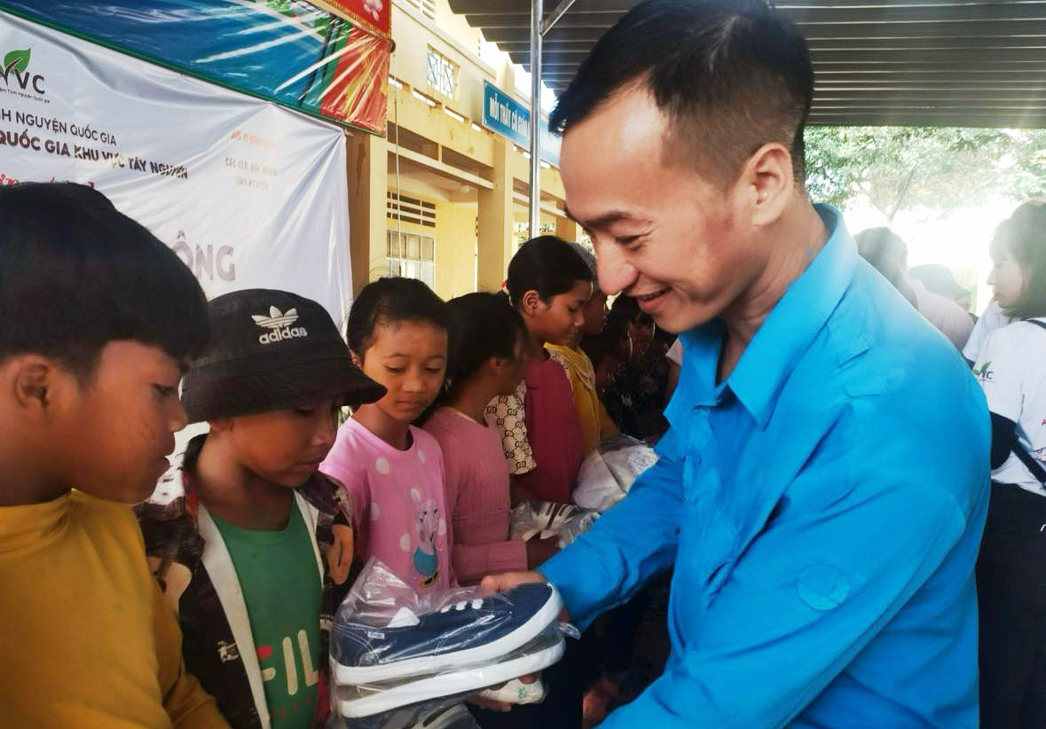 Trao giầy cho trẻ em vùng xa xôi, khó khăn Trao giầy cho trẻ em vùng xa xôi, khó khăn