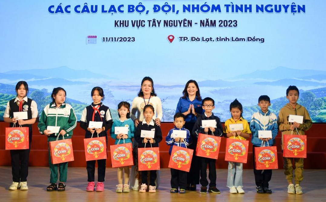 Trao học bổng và quà cho học sinh nghèo vượt khó Trao học bổng và quà cho học sinh nghèo vượt khó