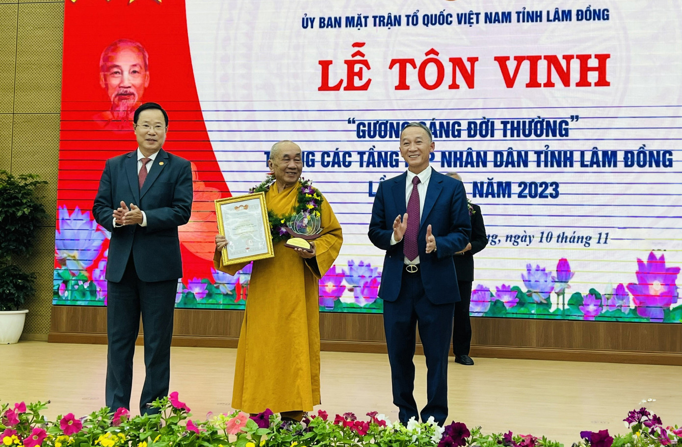 Tặng hoa và biểu trưng tôn vinh gương sáng đời thường Tặng hoa và biểu trưng tôn vinh gương sáng đời thường