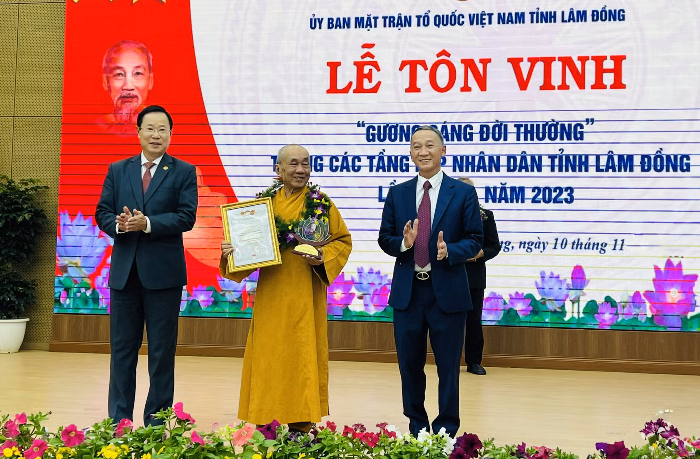 Tặng hoa và biểu trưng tôn vinh gương sáng đời thường