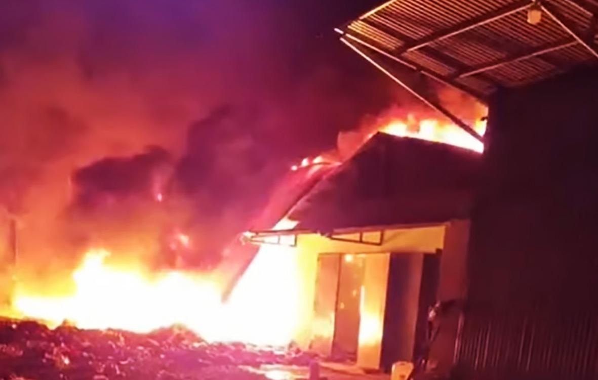 Lửa cháy rừng rực tại xưởng chế biến cà phê