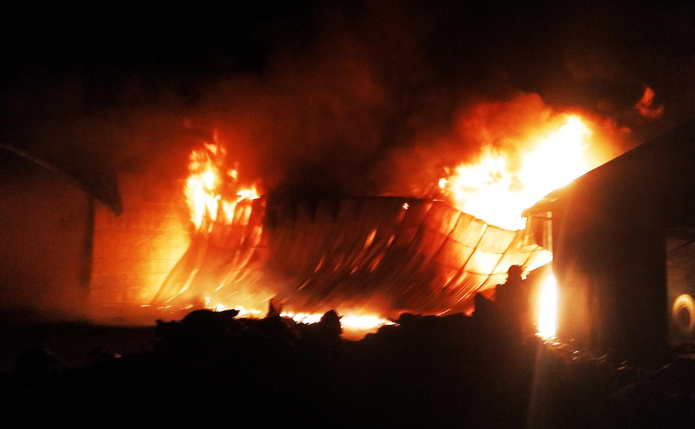 Lửa trùm lên nhà xưởng