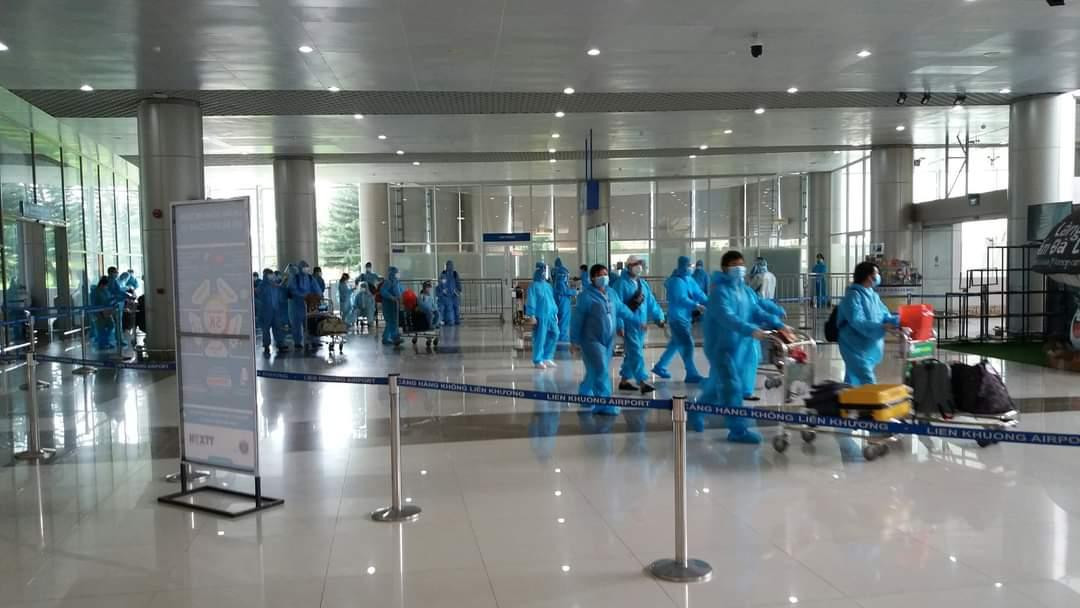 Các thai phụ và người thân về đến sân bay Liên Khương Các thai phụ và người thân về đến sân bay Liên Khương