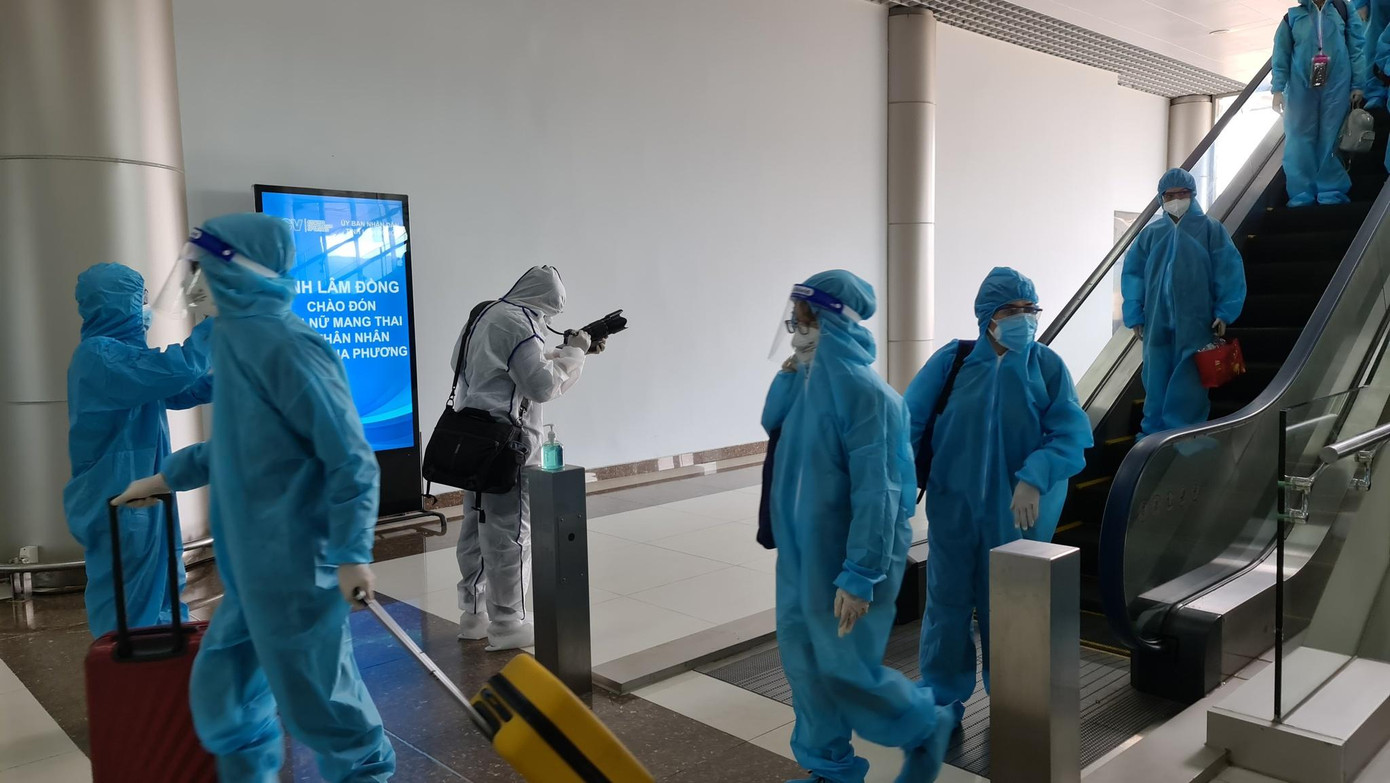 Phóng viên ghi hình các thai phụ trên đường ra sảnh ngoài của sân bay Phóng viên ghi hình các thai phụ trên đường ra sảnh ngoài của sân bay