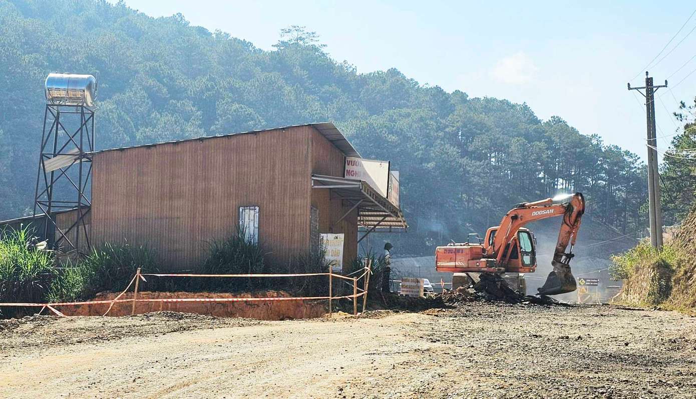 Chưa giải tỏa xong mặt bằng nên việc thi công đoạn đường này gặp khó khăn Chưa giải tỏa xong mặt bằng nên việc thi công đoạn đường này gặp khó khăn