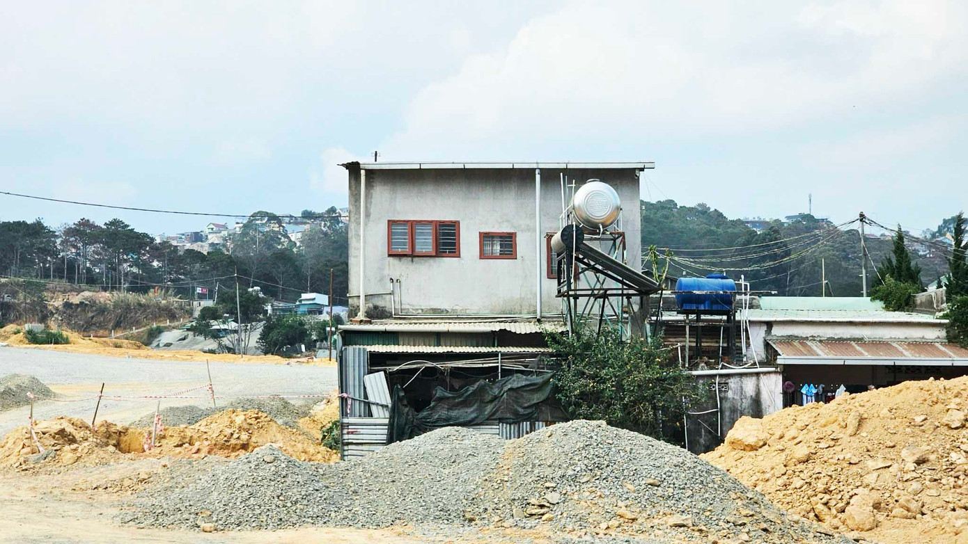 Thêm một đoạn đường gặp vướng mắc về bàn giao mặt bằng Thêm một đoạn đường gặp vướng mắc về bàn giao mặt bằng