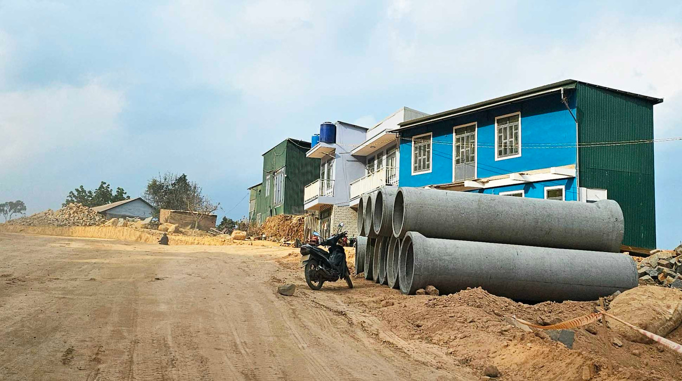Chưa hoàn thành việc giải phóng mặt bằng để hoàn tất thi công đoạn đường này Chưa hoàn thành việc giải phóng mặt bằng để hoàn tất thi công đoạn đường này