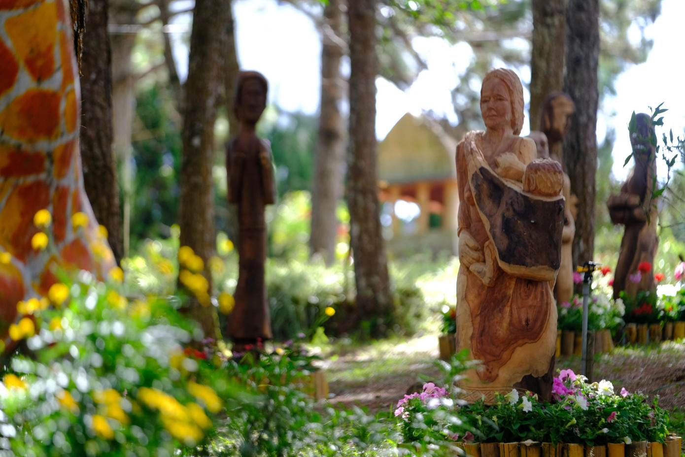 Tượng được trưng bày giữa không gian hoa rực rỡ