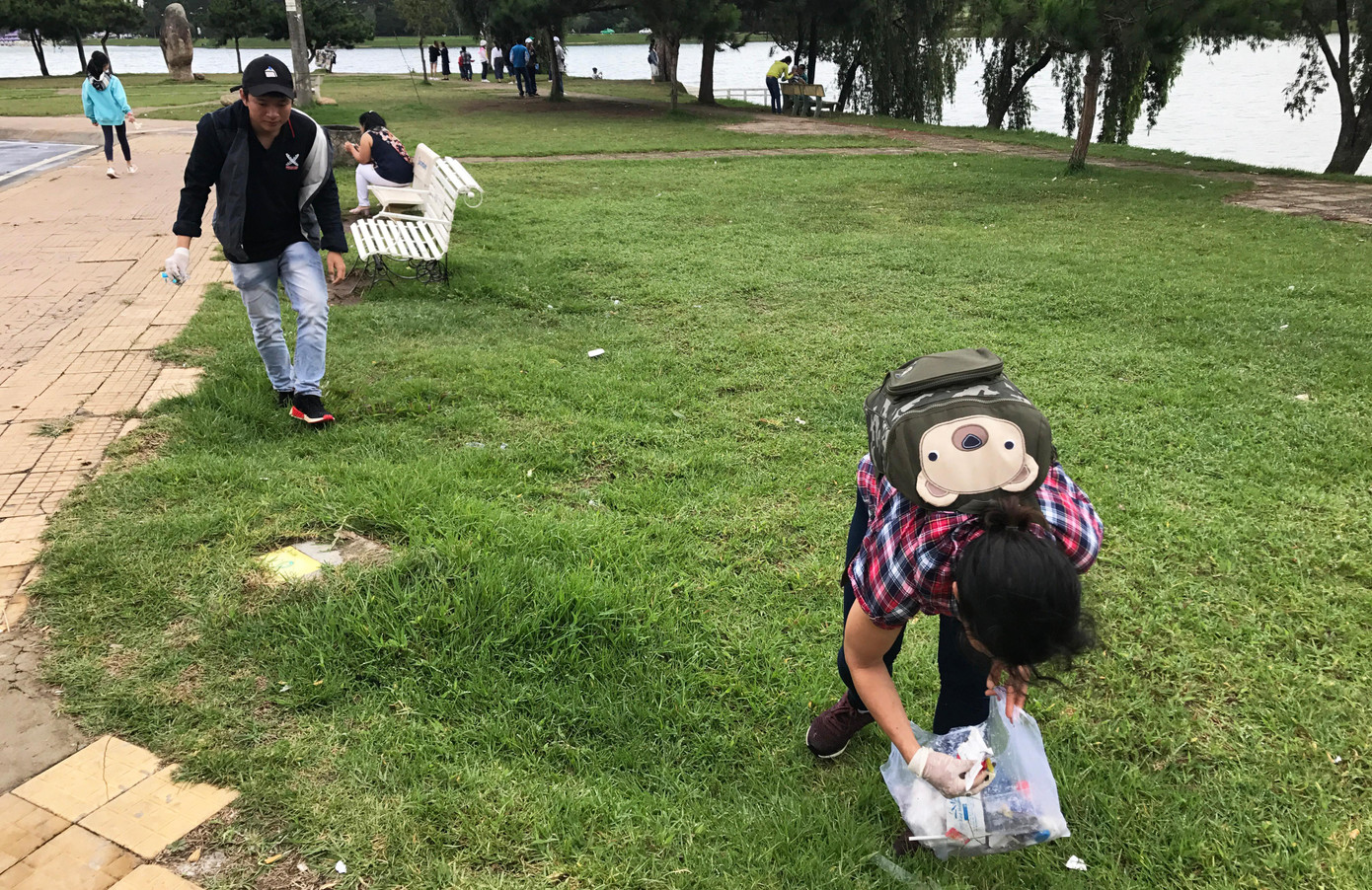 Người dân địa phương tình nguyện nhặt rác ven hồ Xuân Hương Người dân địa phương tình nguyện nhặt rác ven hồ Xuân Hương