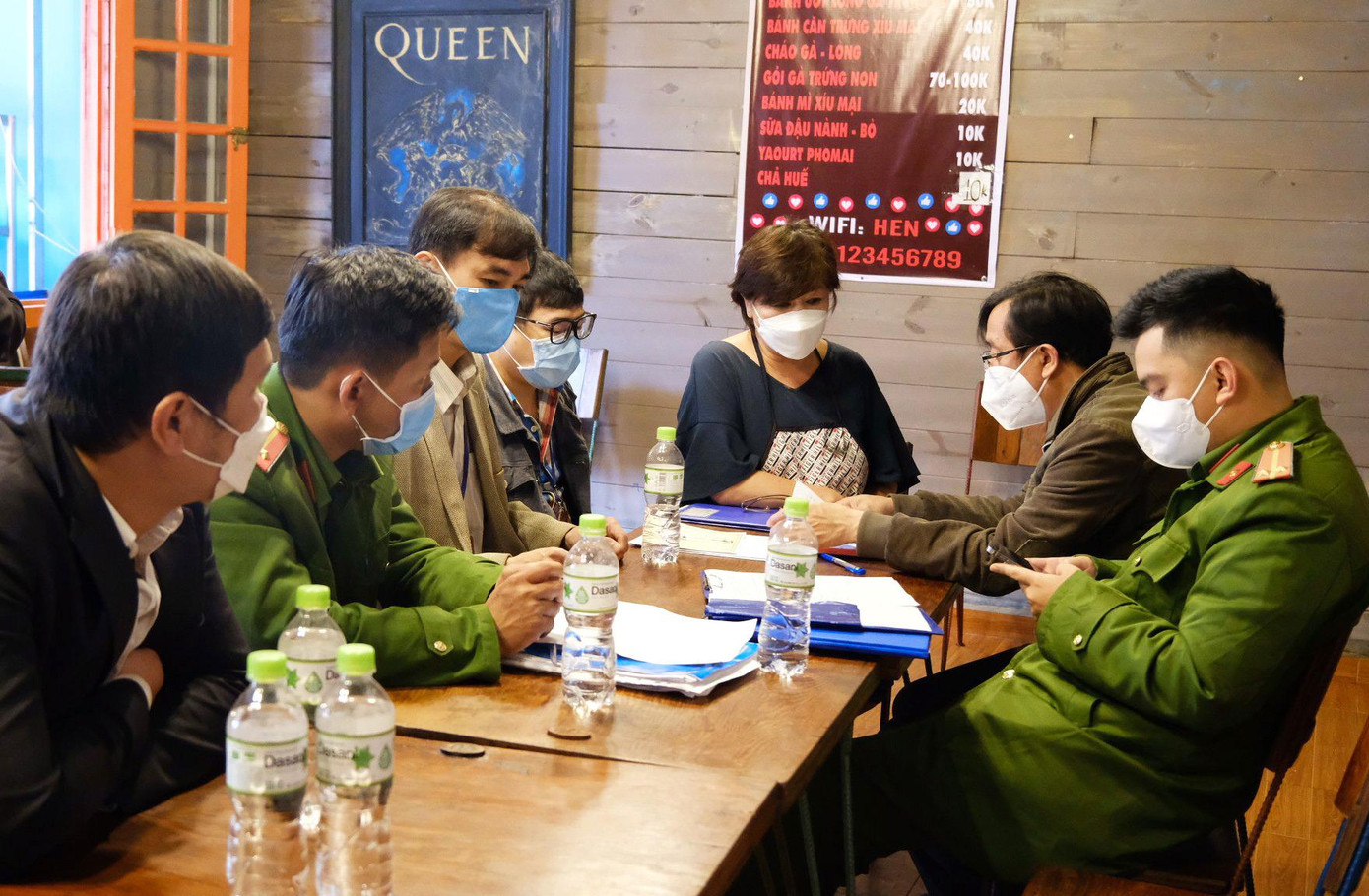 Lực lượng chức năng làm việc với chủ quán bánh ướt lòng gà HEN Lực lượng chức năng làm việc với chủ quán bánh ướt lòng gà HEN