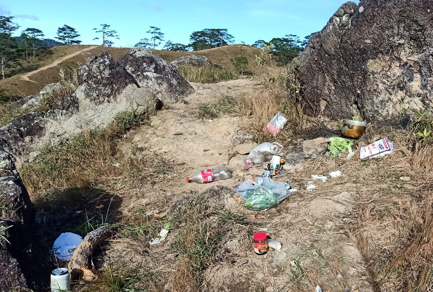 Xả rác trên cung đường trekking. Ảnh trên fanpage của anh Mull K'Vang Xả rác trên cung đường trekking. Ảnh trên fanpage của anh Mull K'Vang