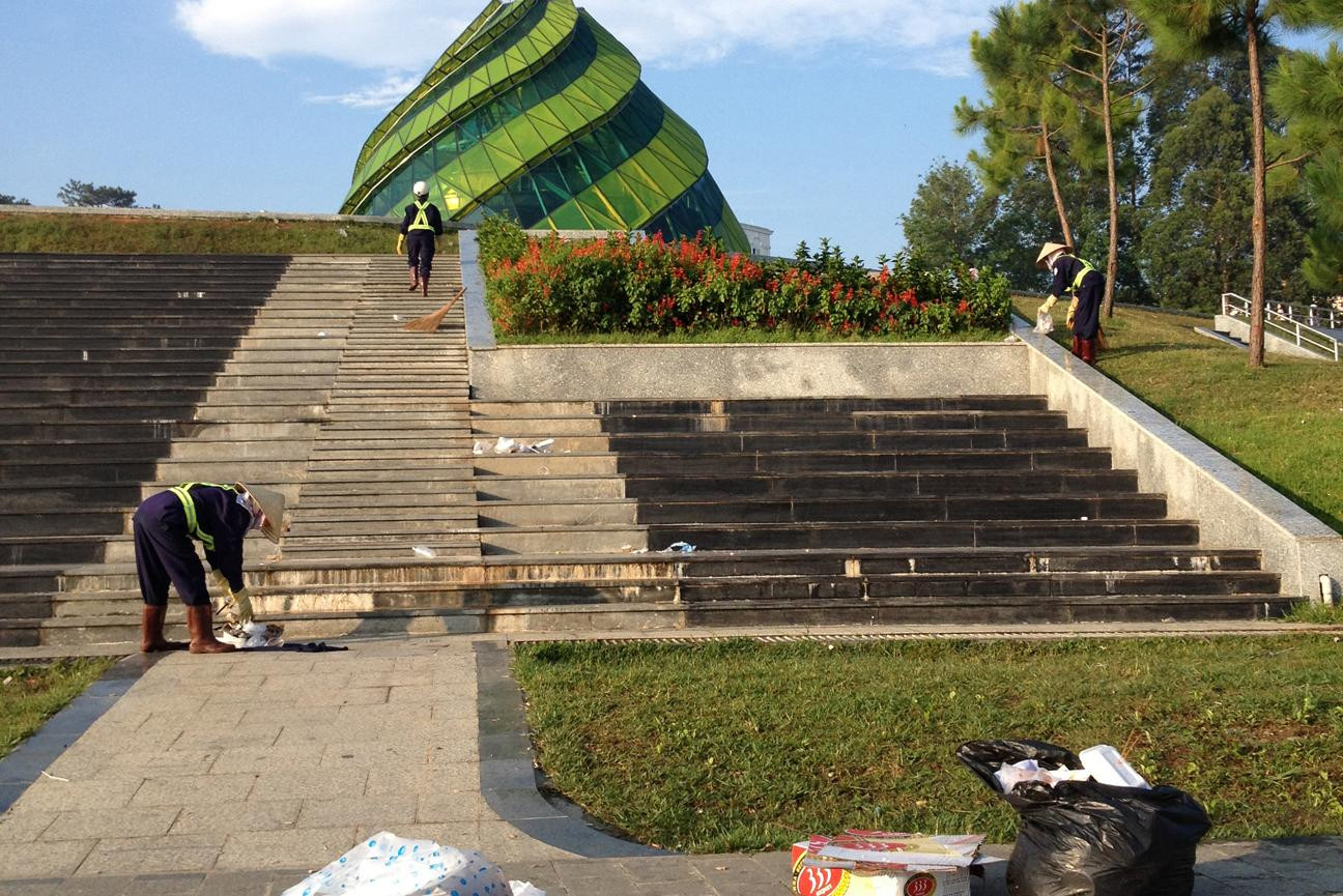 Công nhân vệ sinh vất vả thu gom rác ở quảng trường Lâm Viên Công nhân vệ sinh vất vả thu gom rác ở quảng trường Lâm Viên