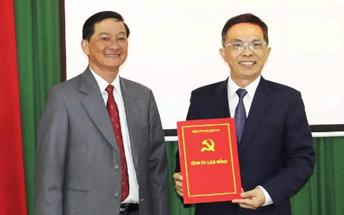 Ông Trần Đức Quận, Bí thư Tỉnh ủy Lâm Đồng (bên trái) trao quyết định cho ông Đặng Trí Dũng