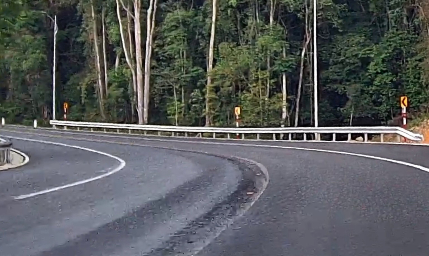 Cận cảnh mặt đường bị hư hỏng. Cận cảnh mặt đường bị hư hỏng.