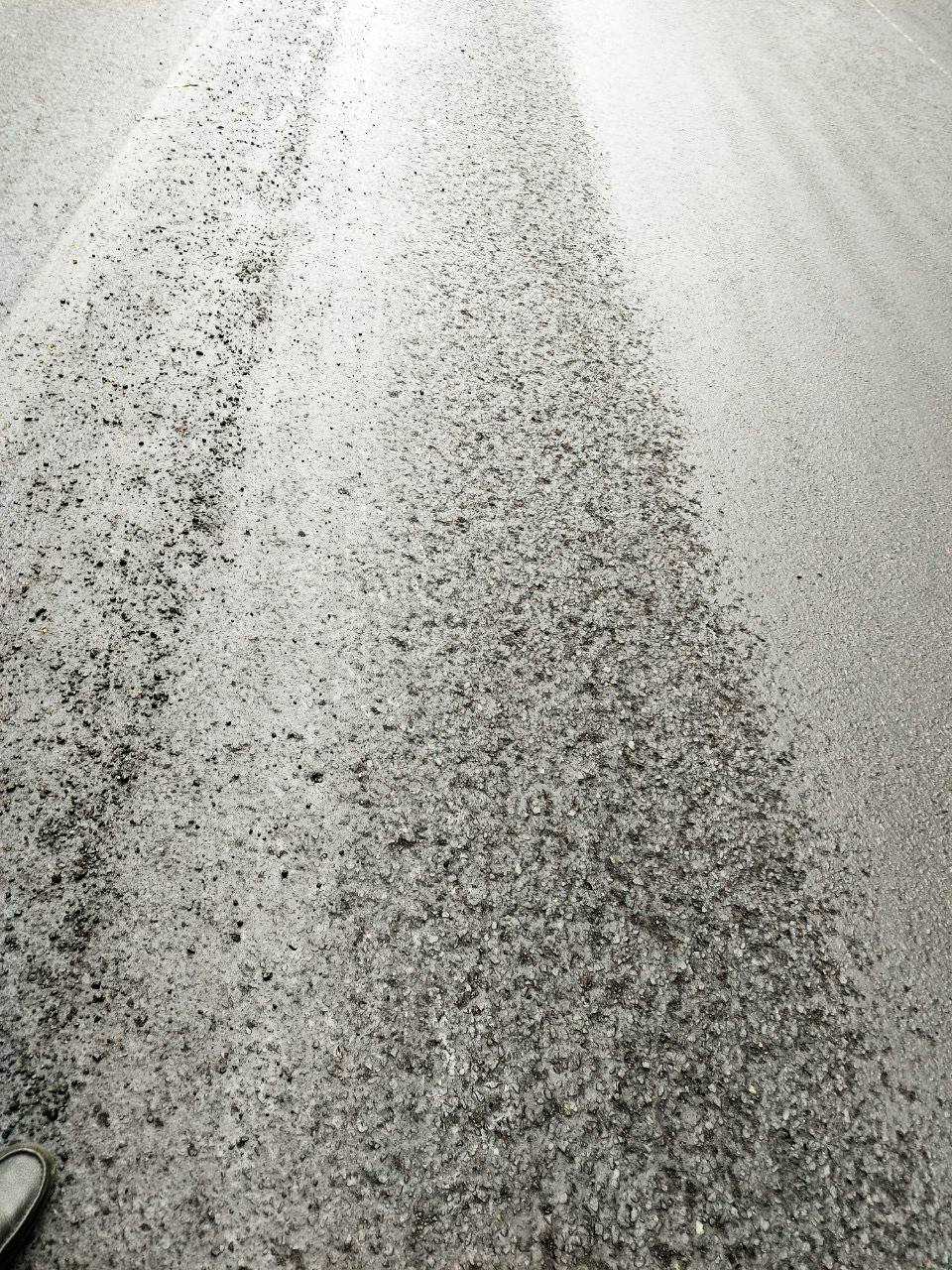 Đá nhỏ bị bong tróc vương vãi trên mặt đường. Đá nhỏ bị bong tróc vương vãi trên mặt đường.