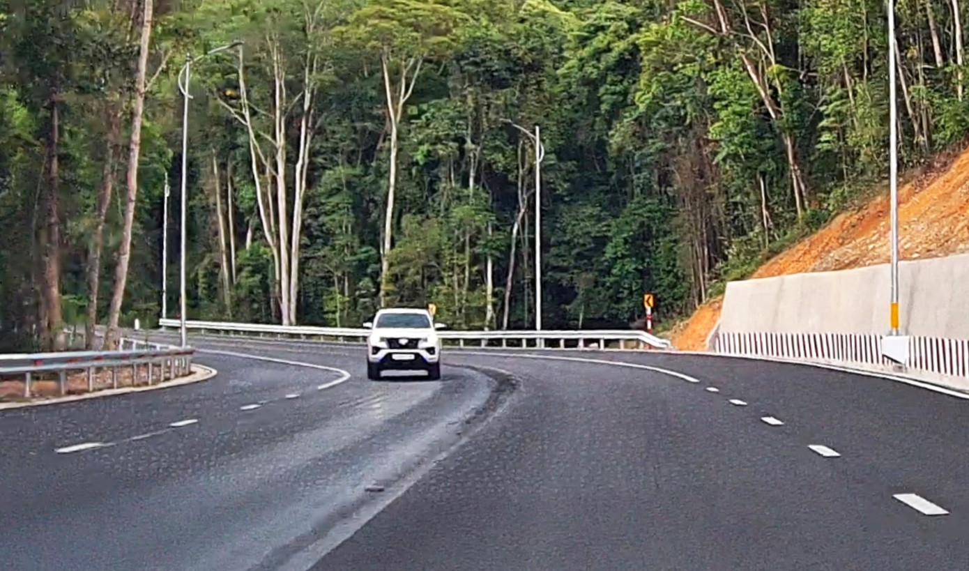 Vệt hóa chất làm hư hỏng mặt đường một đoạn đèo Prenn. Vệt hóa chất làm hư hỏng mặt đường một đoạn đèo Prenn.