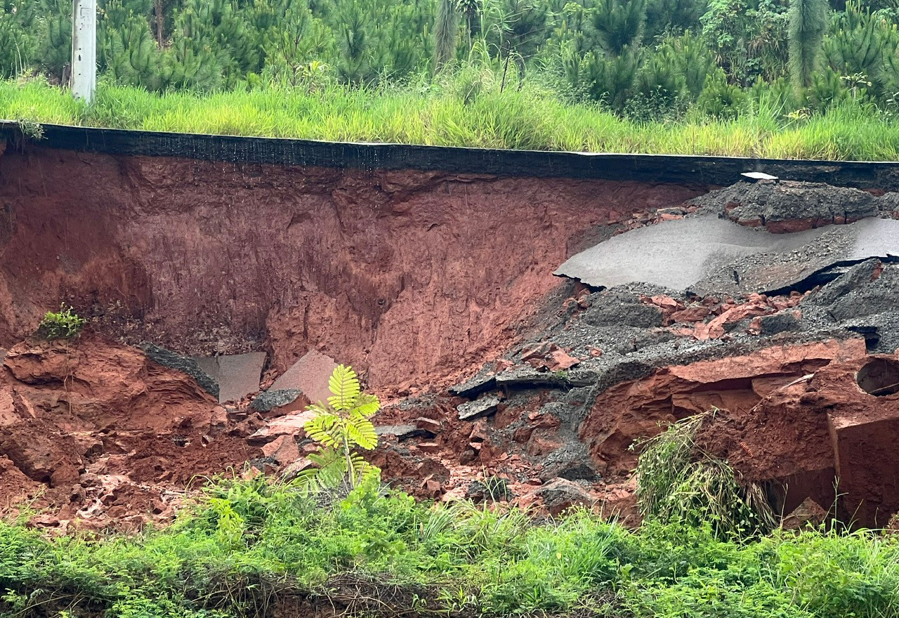 Đường giao thông bị đứt gãy