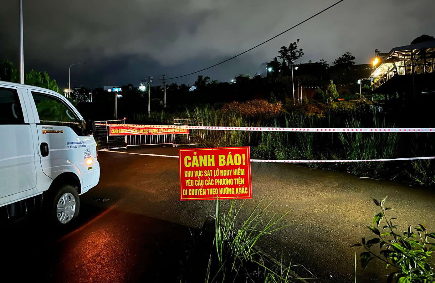 Lập bảng cảnh báo, yêu cầu các phương tiện giao thông di chuyển theo hướng khác