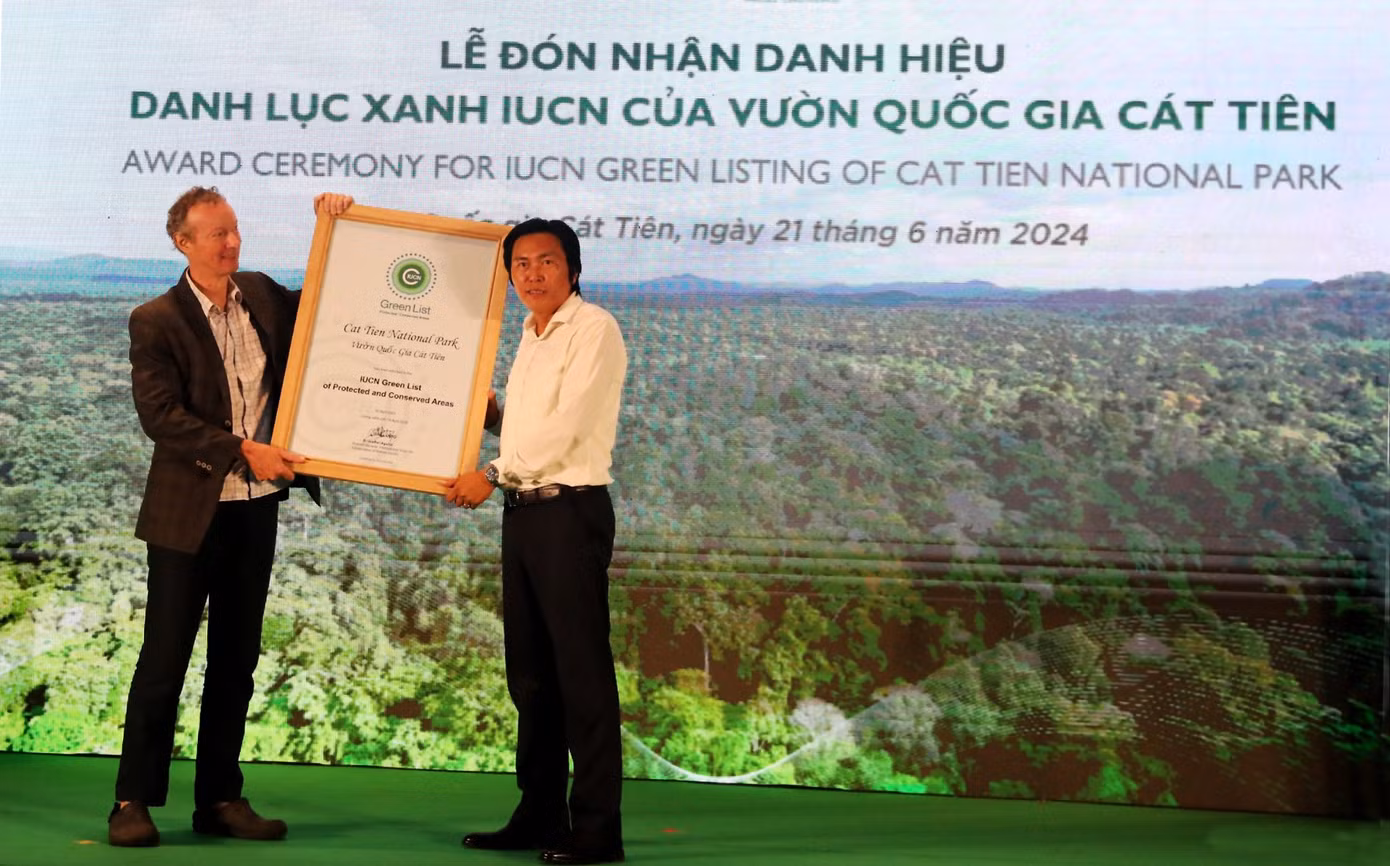 Giám đốc VQG Cát Tiên Phạm Xuân Thịnh đón nhận danh hiệu Danh lục xanh