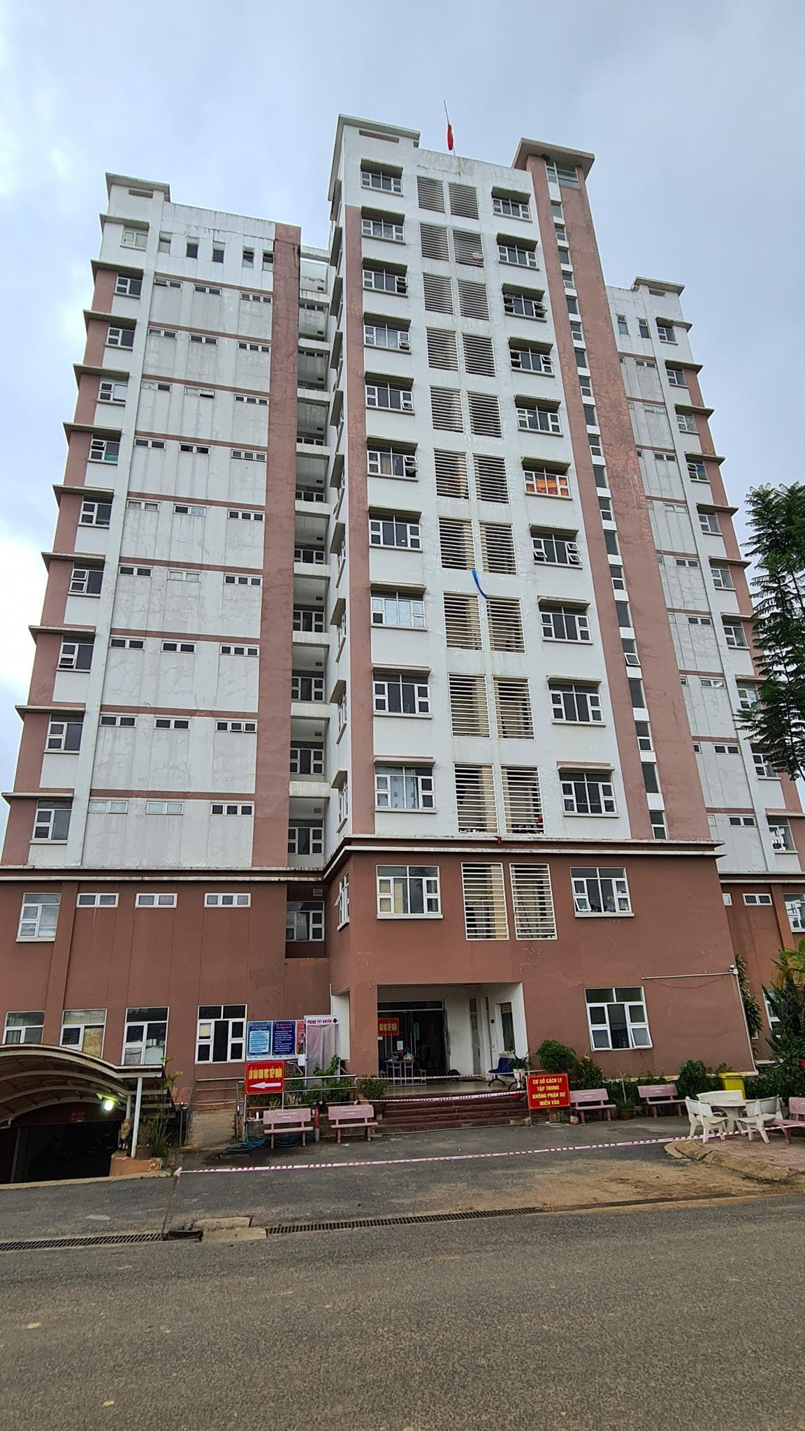 Khu cách ly tập trung tại ký túc xá sinh viên trên đường Nguyễn Hoàng, Đà Lạt Khu cách ly tập trung tại ký túc xá sinh viên trên đường Nguyễn Hoàng, Đà Lạt
