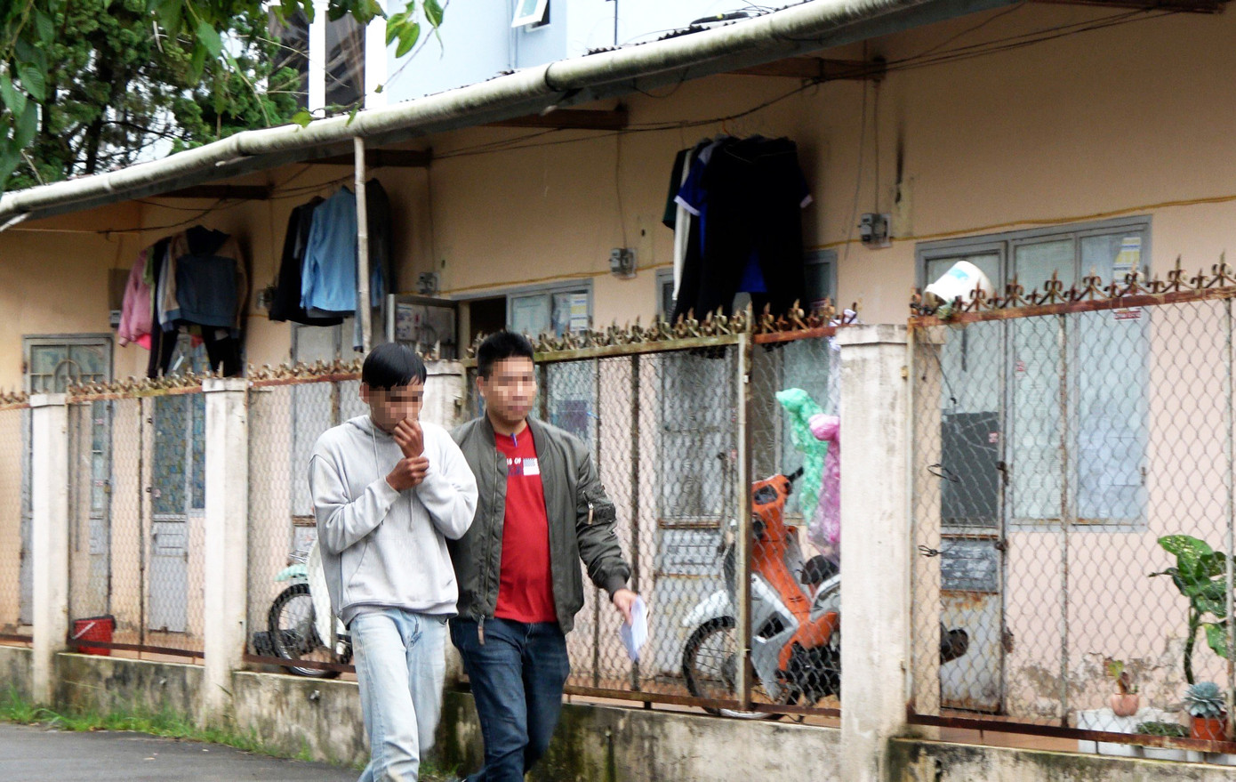 Dẫn giải N.P.L (bên trái) đến hiện trường vụ trộm