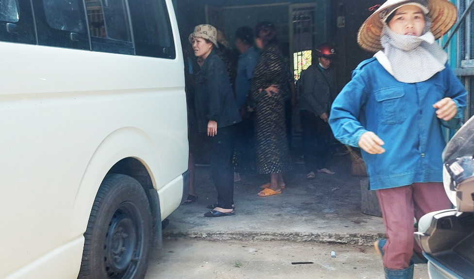 Nhiều người hỗ trợ gia đình đưa nạn nhân đi cấp cứu