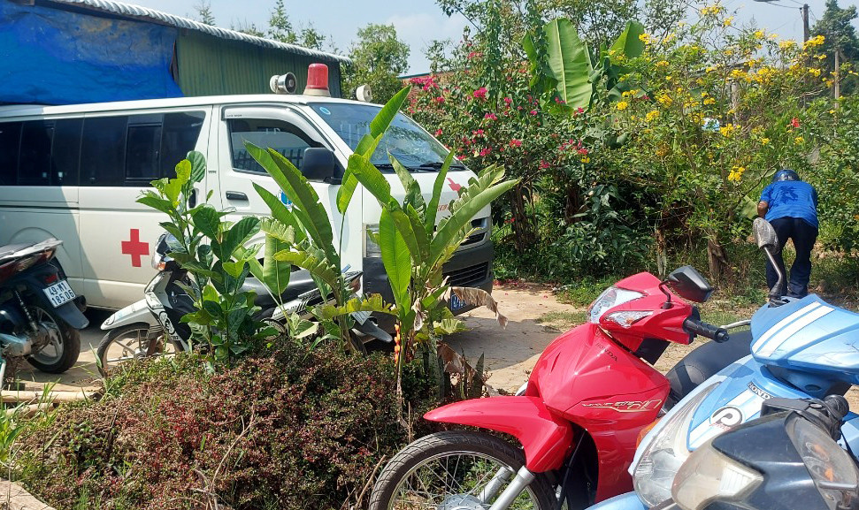 Xe cấp cứu đưa ông T. đến Trung tâm y tế Đạ Tẻh