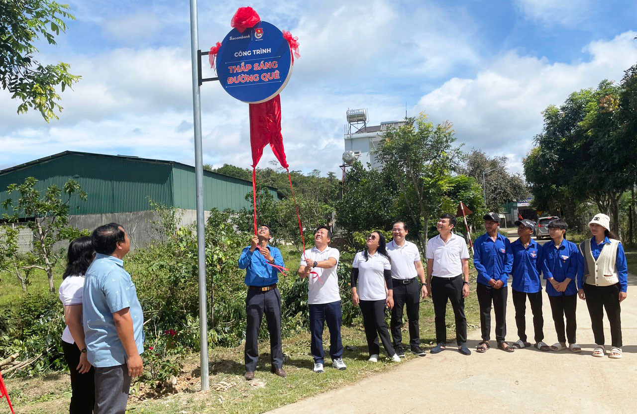Khánh thành công trình thắp sáng đường quê thôn Chơ Ré