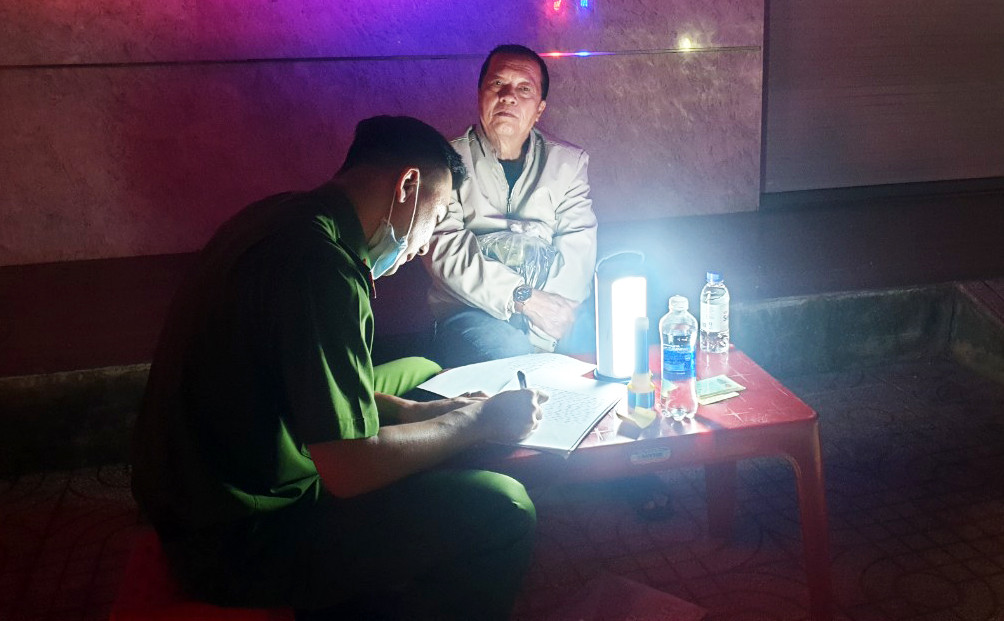 Công an lập hồ sơ xử lý người đàn ông vi phạm. Công an lập hồ sơ xử lý người đàn ông vi phạm.