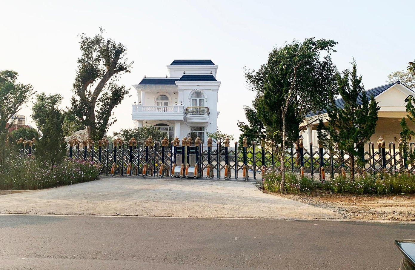 Biệt thự nằm ngay mặt tiền đường Lý Thường Kiệt Biệt thự nằm ngay mặt tiền đường Lý Thường Kiệt