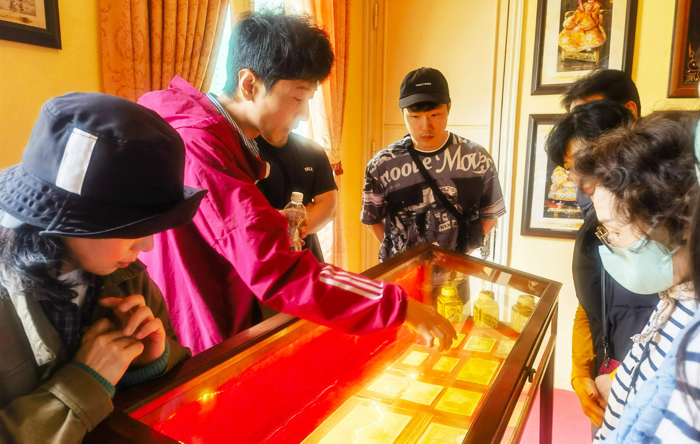 HDV Hàn Quốc thuyết minh cho du khách tại dinh thự ở TP Đà Lạt HDV Hàn Quốc thuyết minh cho du khách tại dinh thự ở TP Đà Lạt