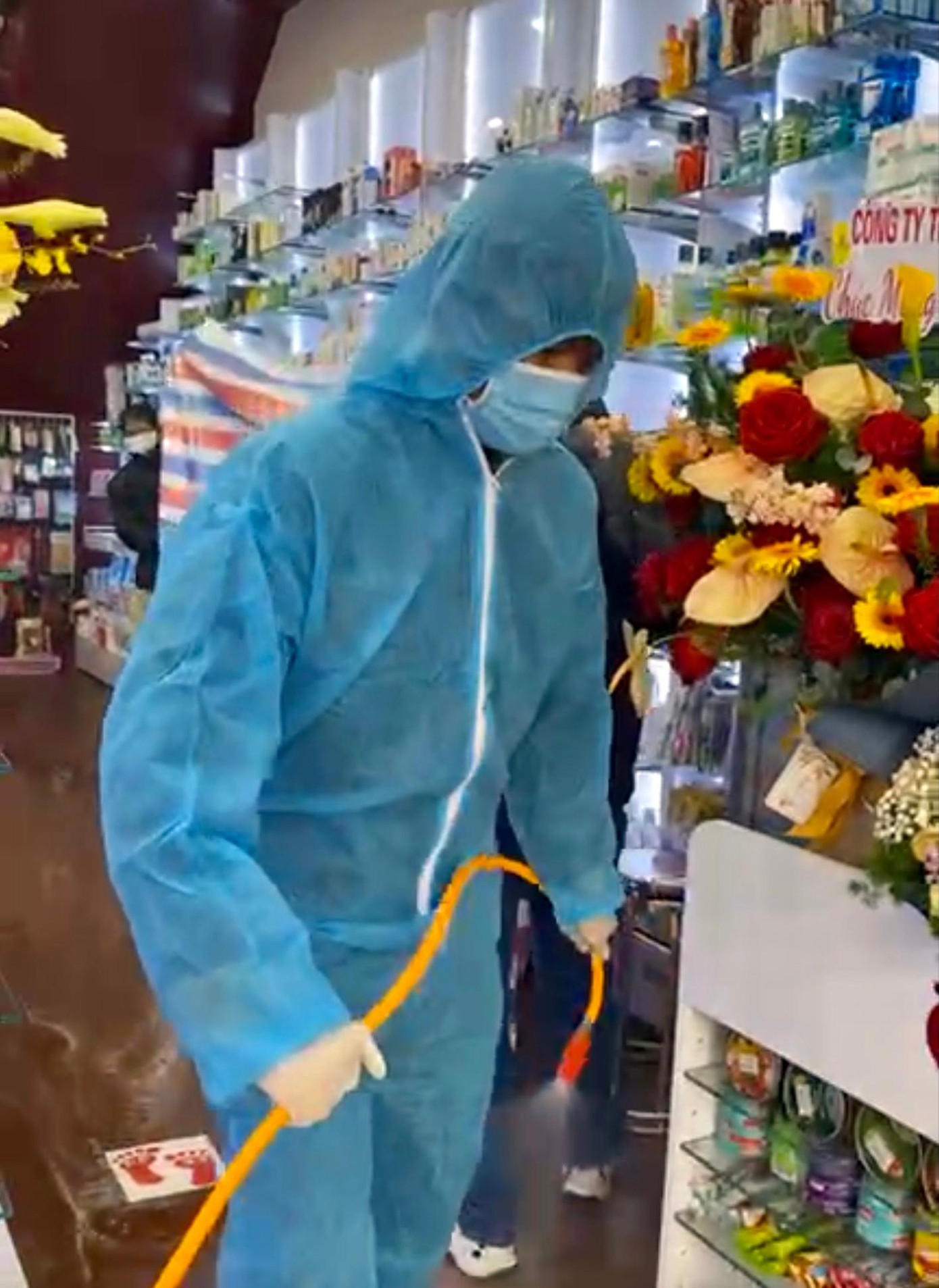 Khử khuẩn tại một hiệu thuốc ở nội ô Đà Lạt