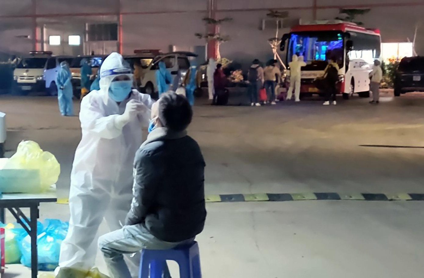 Lấy mẫu xét nghiệm SARS-Cov-2 cho công nhân nhà máy sợi