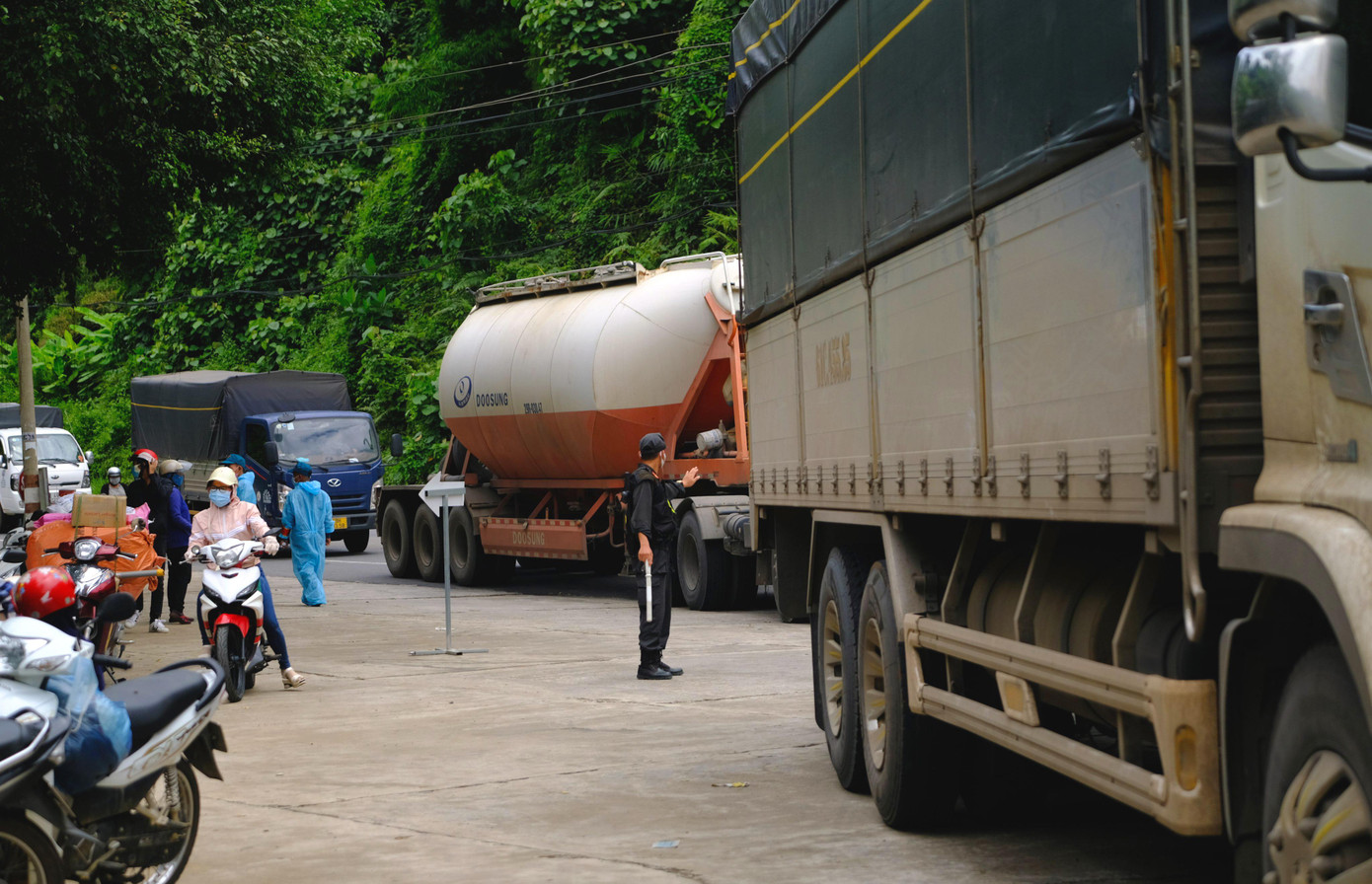 Xếp hàng chờ qua chốt kiểm dịch trên Quốc lộ 20