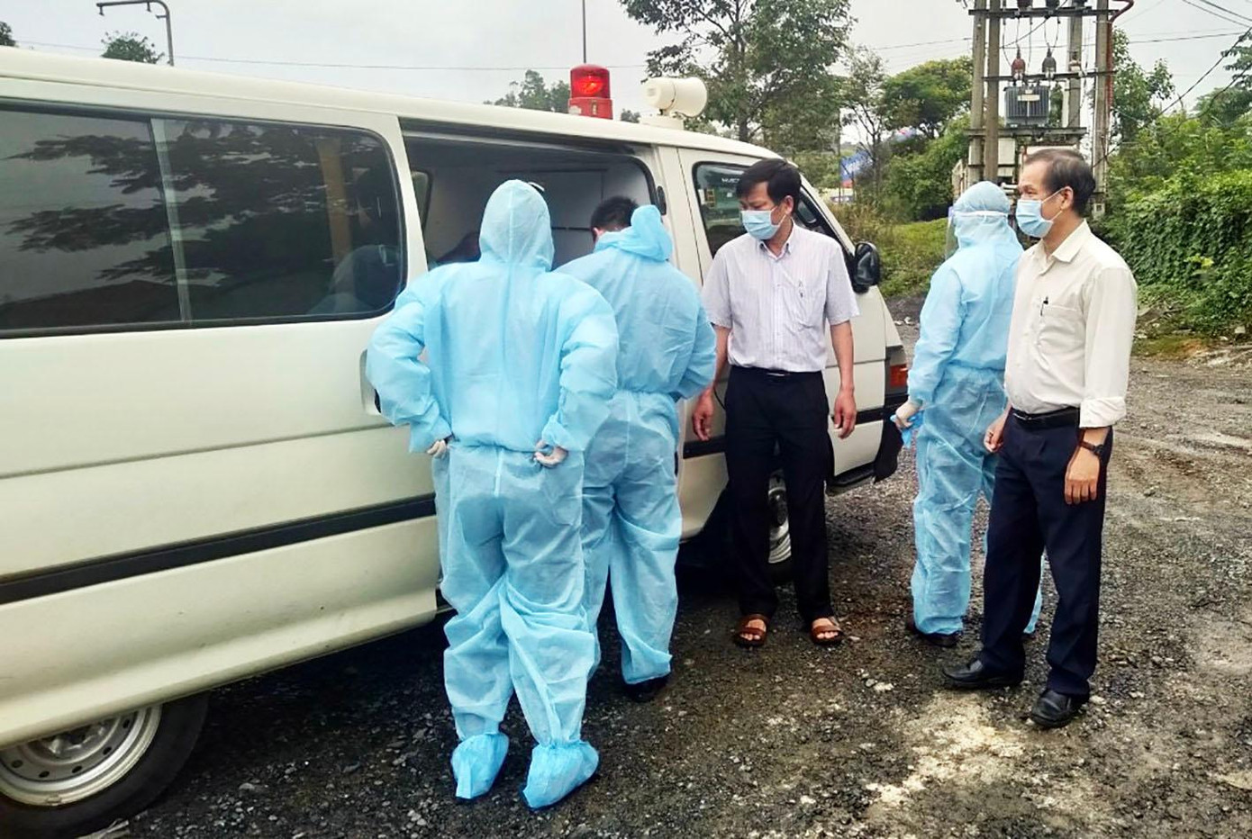 Dùng xe chuyên dụng đón người đi cách ly Dùng xe chuyên dụng đón người đi cách ly