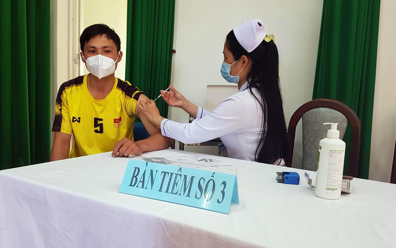 Tiêm vaccine cho đối tượng ưu tiên Tiêm vaccine cho đối tượng ưu tiên