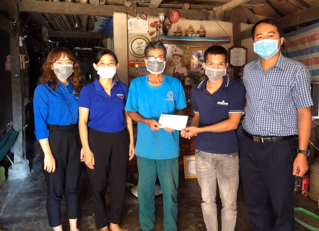 Huyện Đạ Tẻh hỗ trợ gia đình khó khăn