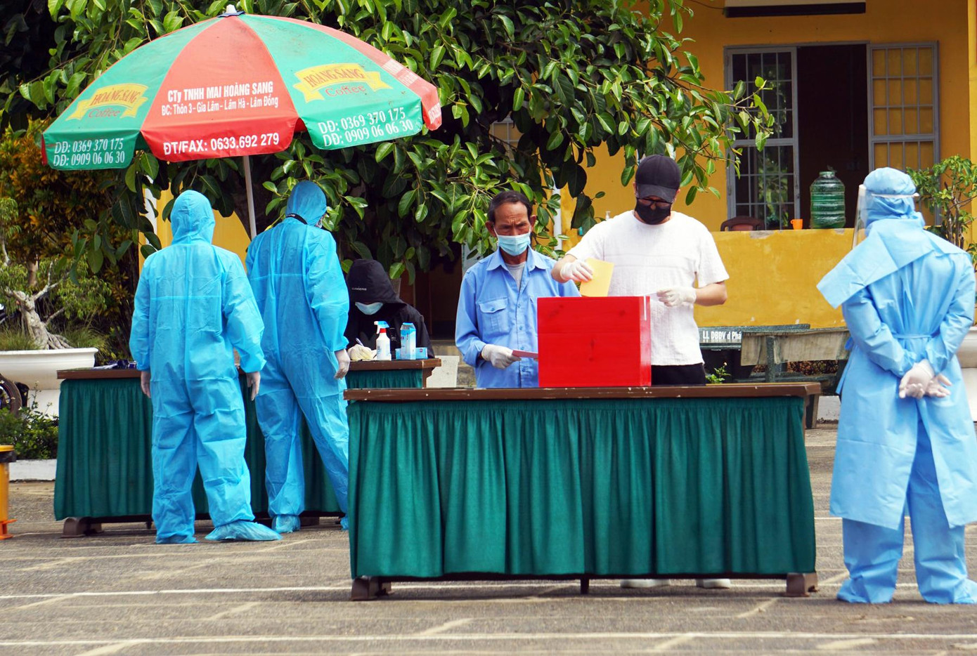 Bỏ phiếu bầu cử tại một khu cách ly tập trung ở Lâm Đồng Bỏ phiếu bầu cử tại một khu cách ly tập trung ở Lâm Đồng