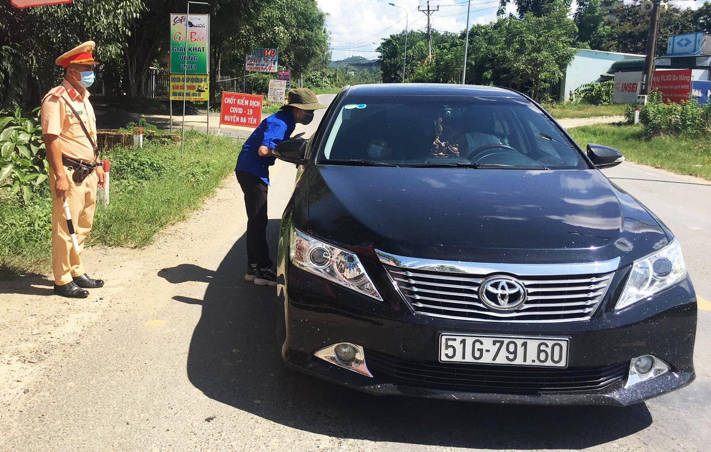 ĐVTN hỗ trợ công an tạ chốt kiểm soát dịch COVID-19 ĐVTN hỗ trợ công an tạ chốt kiểm soát dịch COVID-19