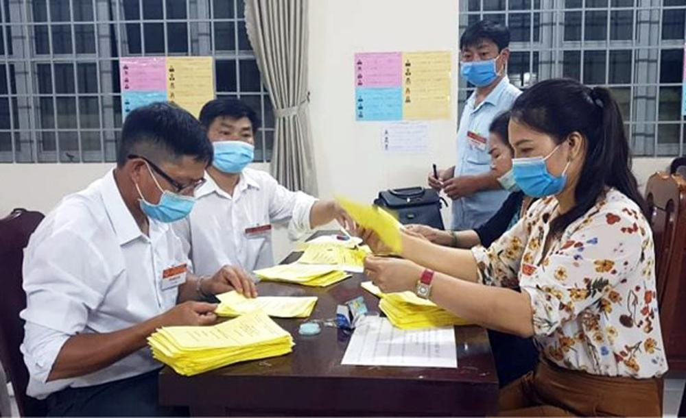 Bộ phận kiểm phiếu làm việc khẩn trương Bộ phận kiểm phiếu làm việc khẩn trương