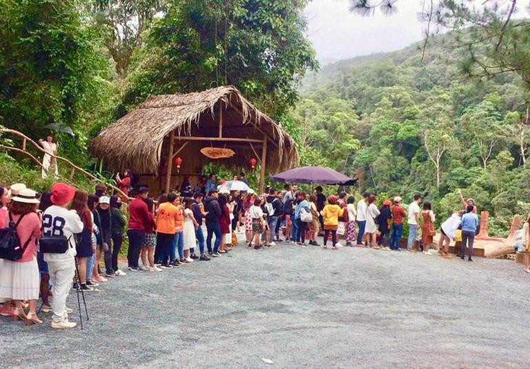 Du khách xếp hàng để check in với "bàn tay phật"