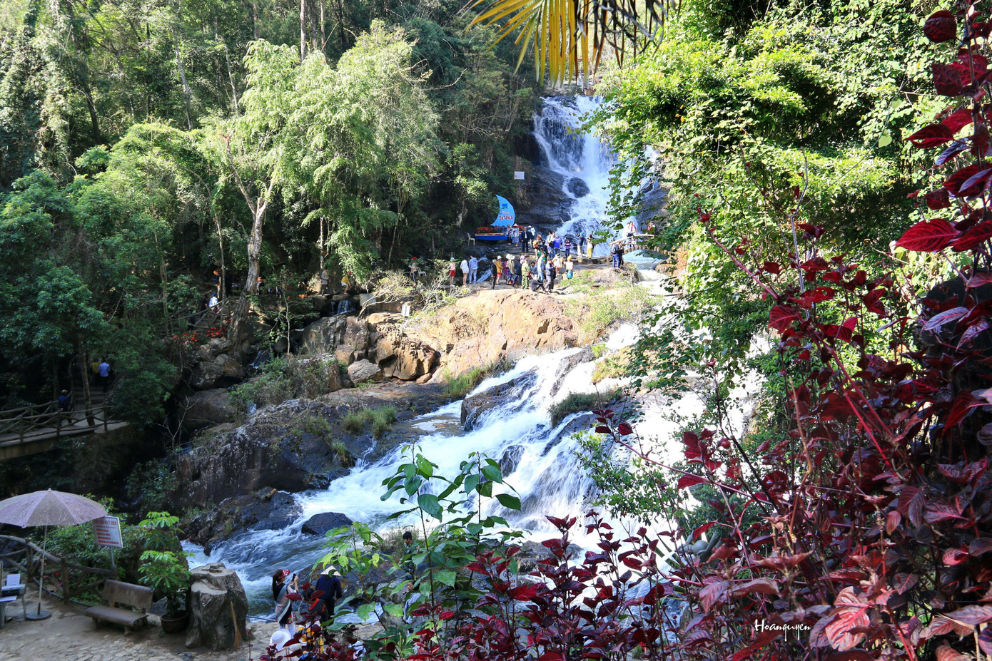 Thác Datanla thu hút đông du khách vì thắng cảnh đẹp và có nhiều dịch vụ du lịch mạo hiểm