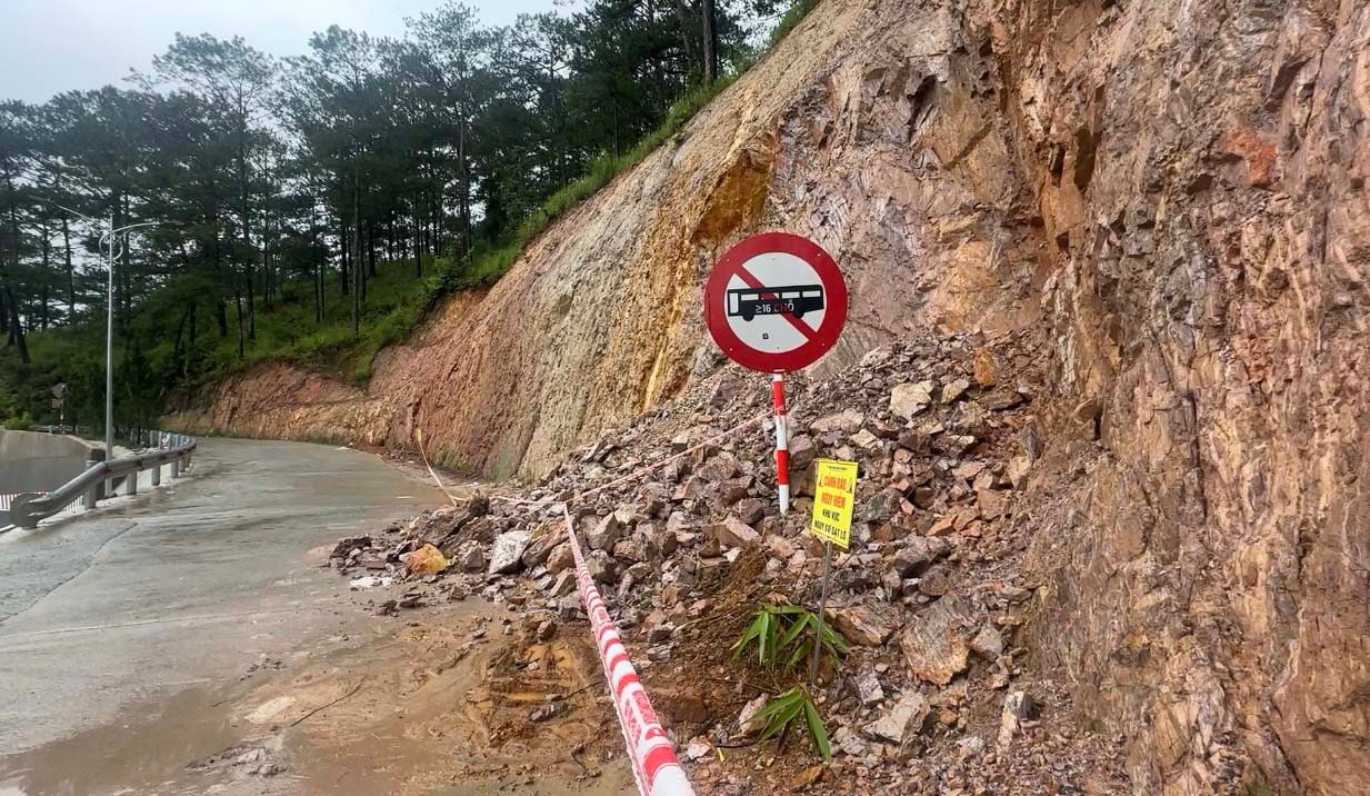 Cắm biển cảnh báo nguy hiểm khi taluy dương của đoạn đường tiếp giáp với đèo Prenn bị sạt lở.