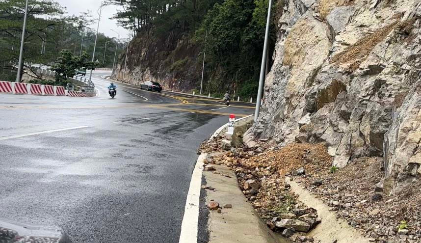 Đất đá tràn xuống mương thoát nước khi taluy dương bị sạt lở