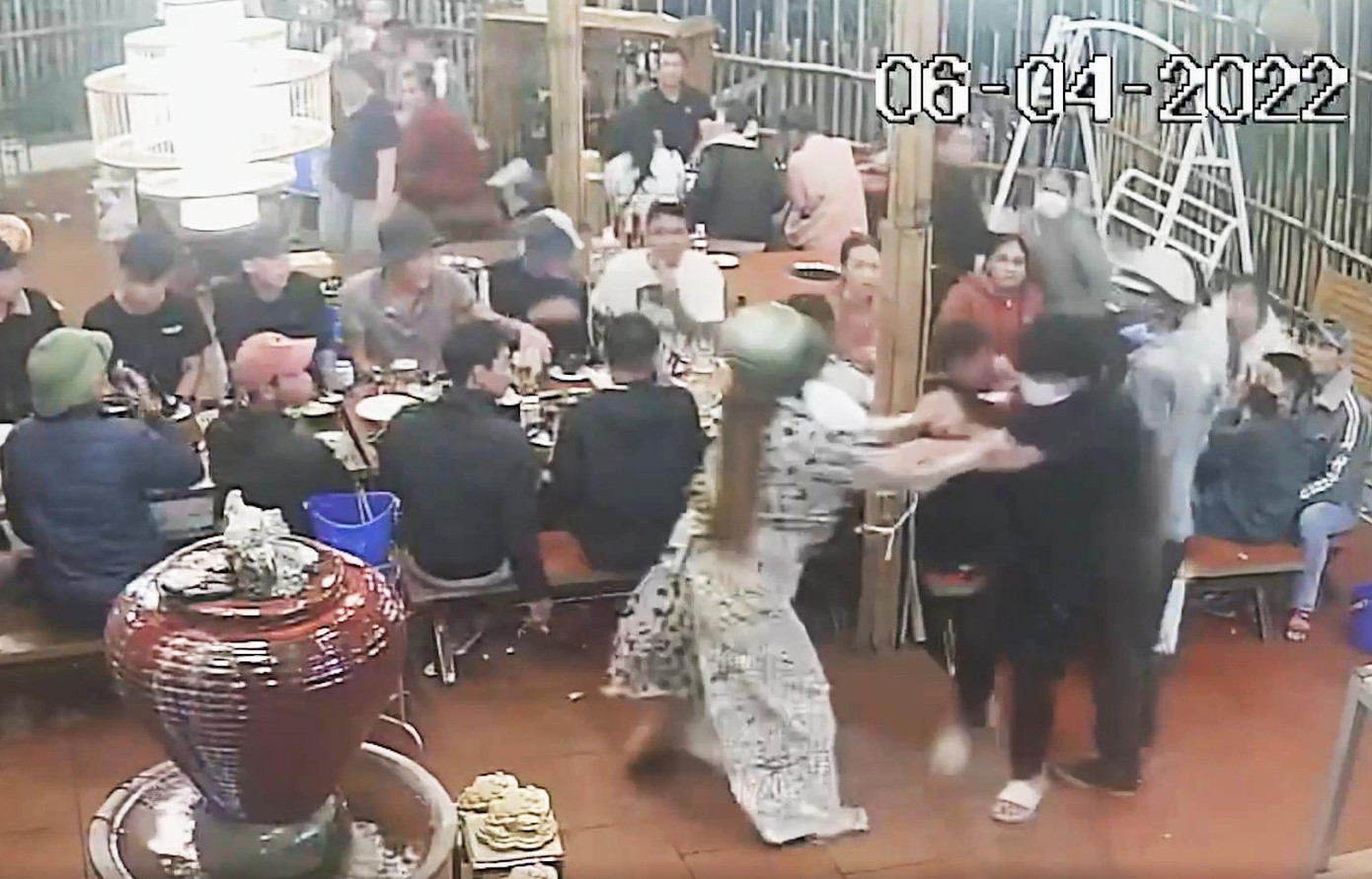 Thực khách hành hung nhân viên quán ăn Tám Lúa. Ảnh cắt từ clip